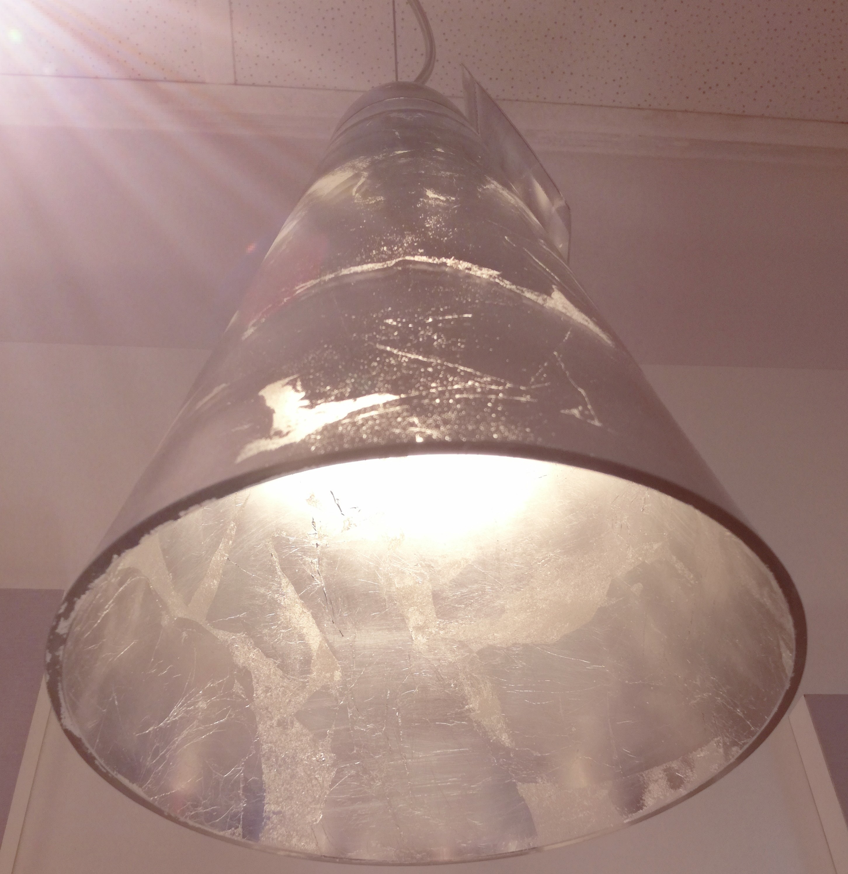 Pendelleuchte-mit-Silberbl-tter-Glas-Cloche-saasil-wuppertal-lampen-g-nstig Hängelampe Cloche Glas Blattsilber – Stilvolle Beleuchtung für dein Zuhause