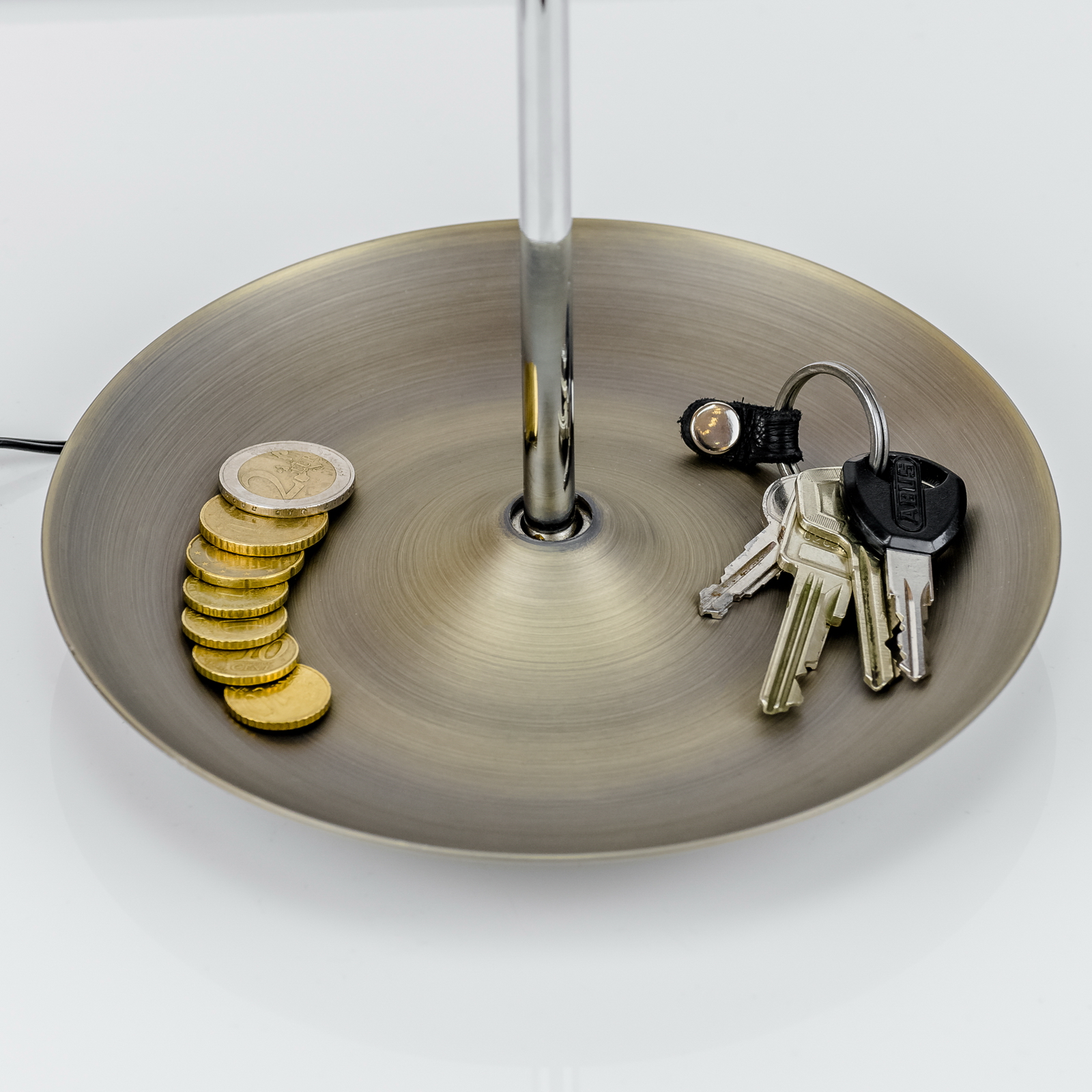 Tischlampe-Schreibtischlampe-Schreibtischleuchte-Lampe-Leselampe-LED-Bronze-saasil-4 Design LED Tischleuchte Pirol mit Metallschirm und Ablage-Schüssel – Stilvolle Beleuchtung für dein Zuhause
