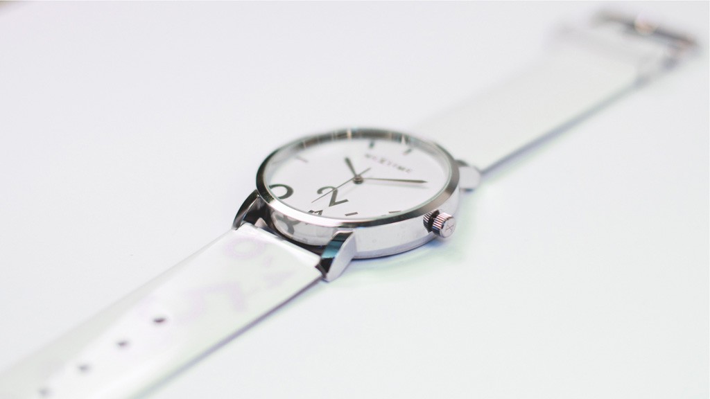 dropped-watch-armbanduhr-6002-46cm-1 liegende weiße Armbanduhr, Zeiger und Zahlen silber Chrom glänzend