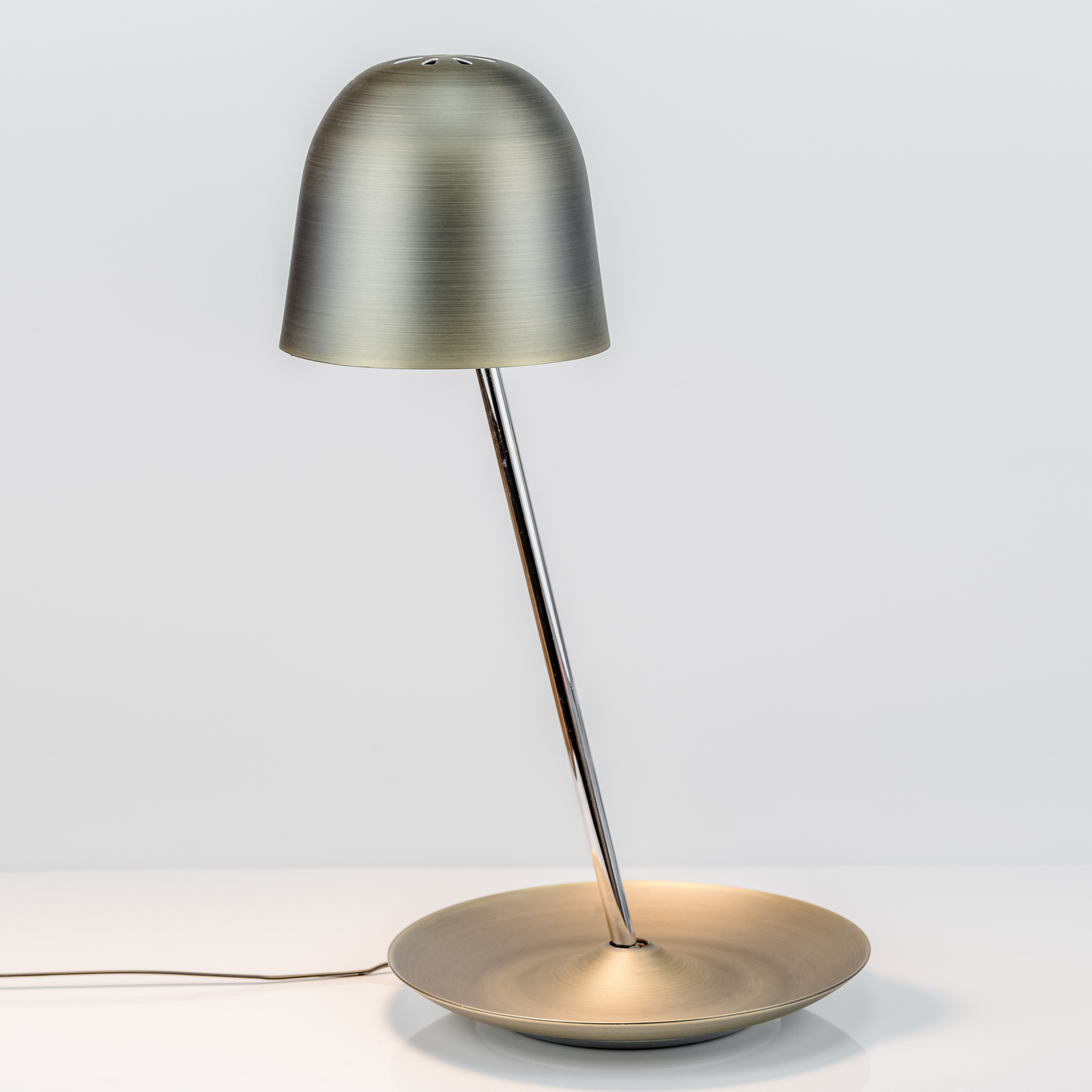 Tischlampe-Schreibtischlampe-Schreibtischleuchte-Lampe-Leselampe-LED-Bronze-saasil-8 Design LED Tischleuchte Pirol mit Metallschirm und Ablage-Schüssel – Stilvolle Beleuchtung für dein Zuhause
