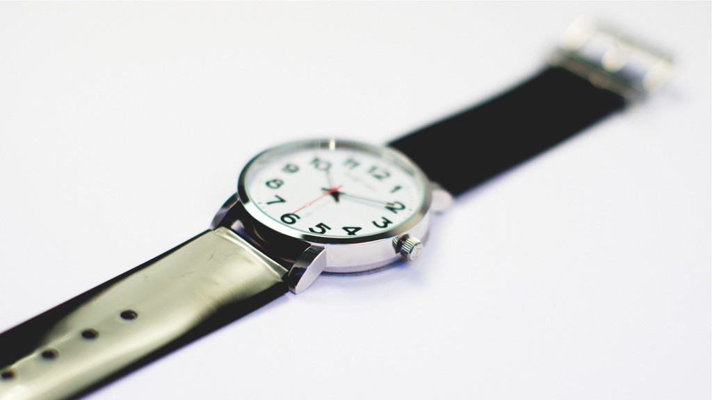 station-watch-armbanduhr-6006-46cm-3 Liegende Armbanduhr klassisch in schwarz weiß roter Zeiger