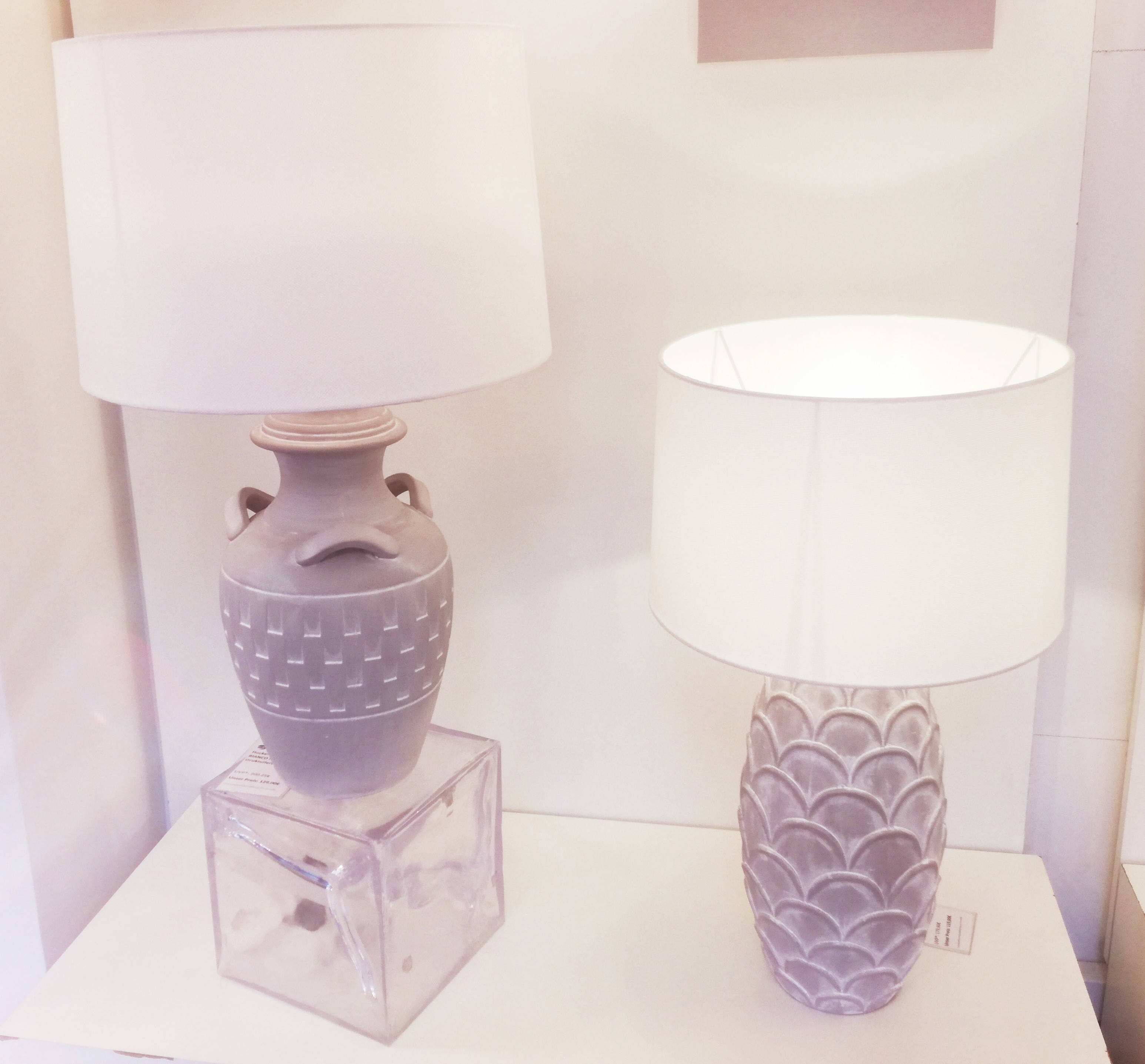 Keramik-Hockerleuchte-mit-Textilschirm-Manica-Bianco-weiss-saasil-wuppertal-lampe Keramik Hockerleuchte mit Textilschirm, Manica Bianco, weiß – Stilvolle Beleuchtung für dein Zuhause