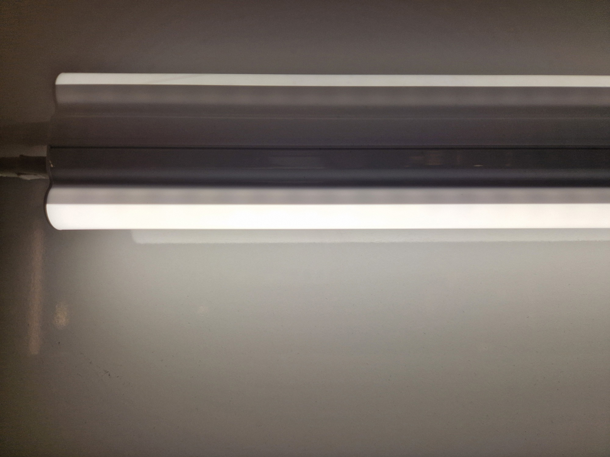 Vesio LED-Lichtleiste 120 cm 16W mit Schalter – Stilvolle Beleuchtung für dein Zuhause Vesio LED-Lichtleiste 120 cm 16W mit Schalter – Stilvolle Beleuchtung für dein Zuhause