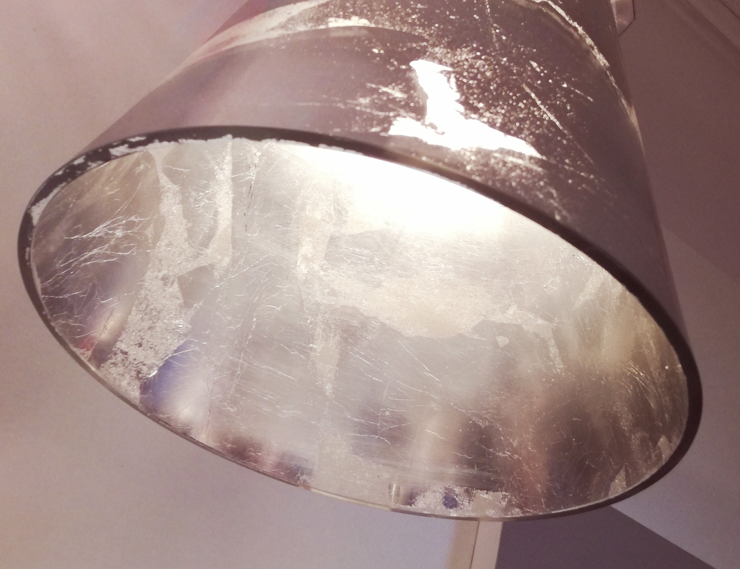 Moderne-Pendelleuchte-mit-Silberbl-tter-Glas-Cloche-saasil Hängelampe Cloche Glas Blattsilber – Stilvolle Beleuchtung für dein Zuhause